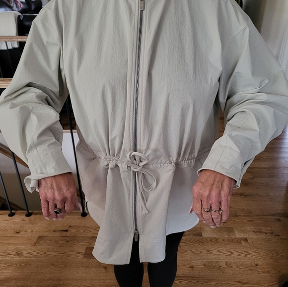 Lululemon bone coloured fall jacket Cinch waist size medium - Picture 5 of 5